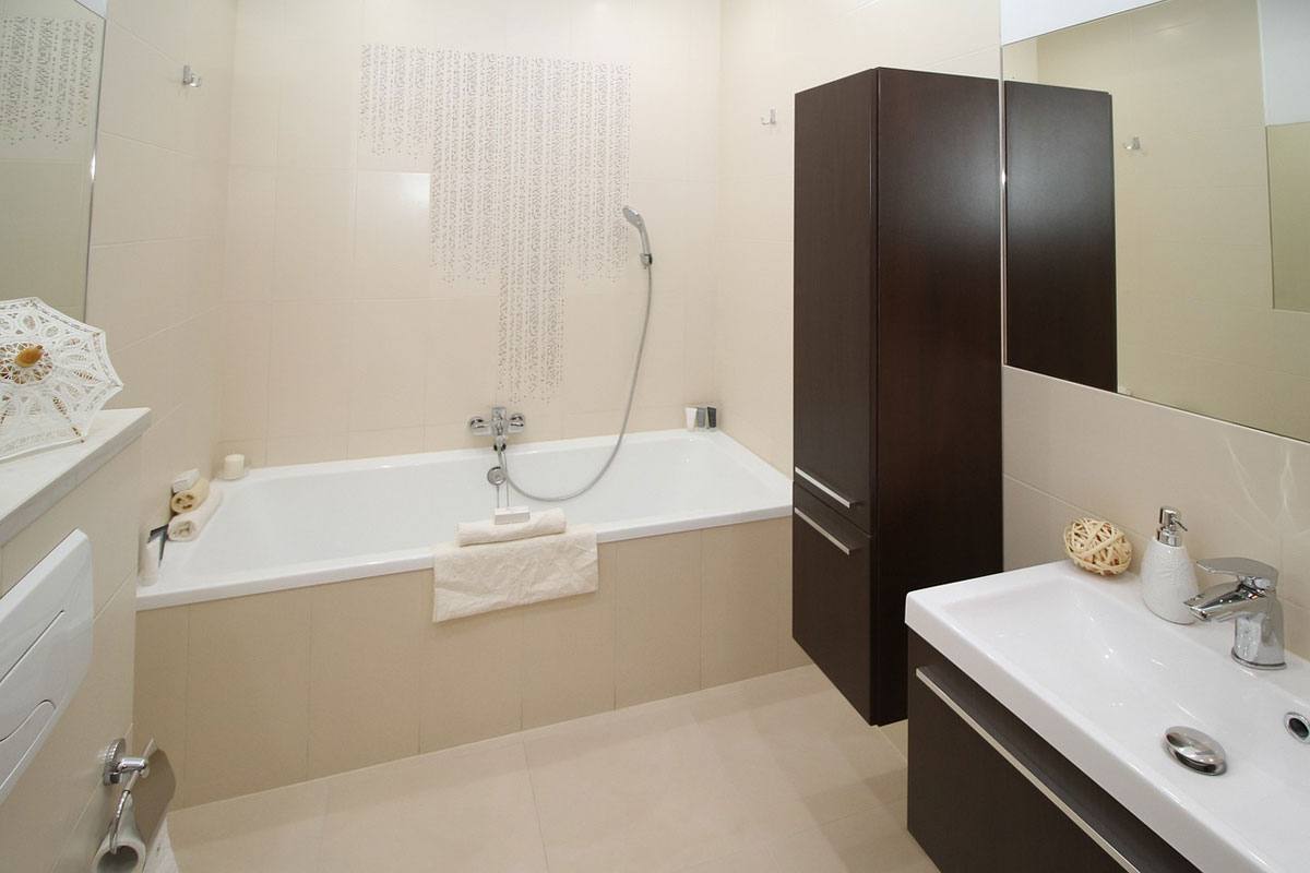 Familie Mustermann - Badezimmer mit Badewanne