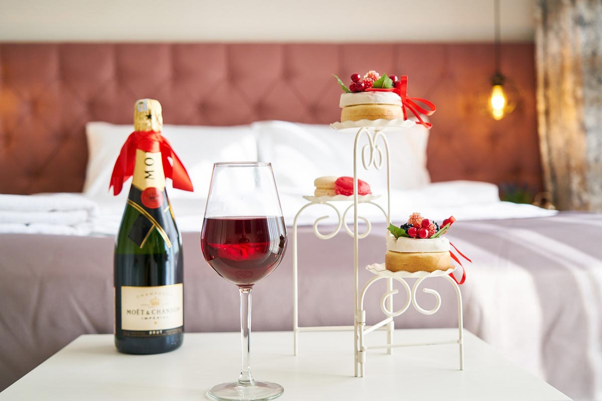 Familie Mustermann - Schlafzimmer mit Willkommensgeschenk